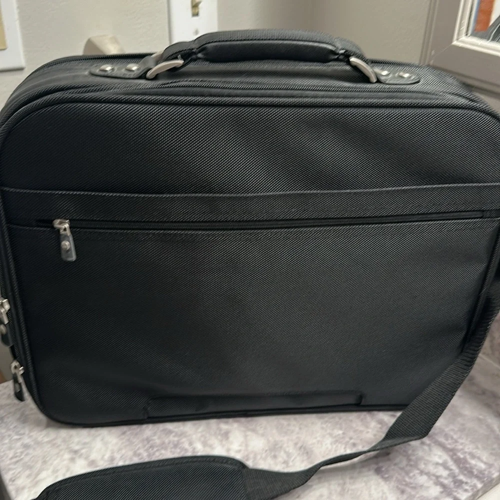 High Quality DELL Laptop Bag/Briefcase 17” Wide, up to 15” Laptop. Never used.